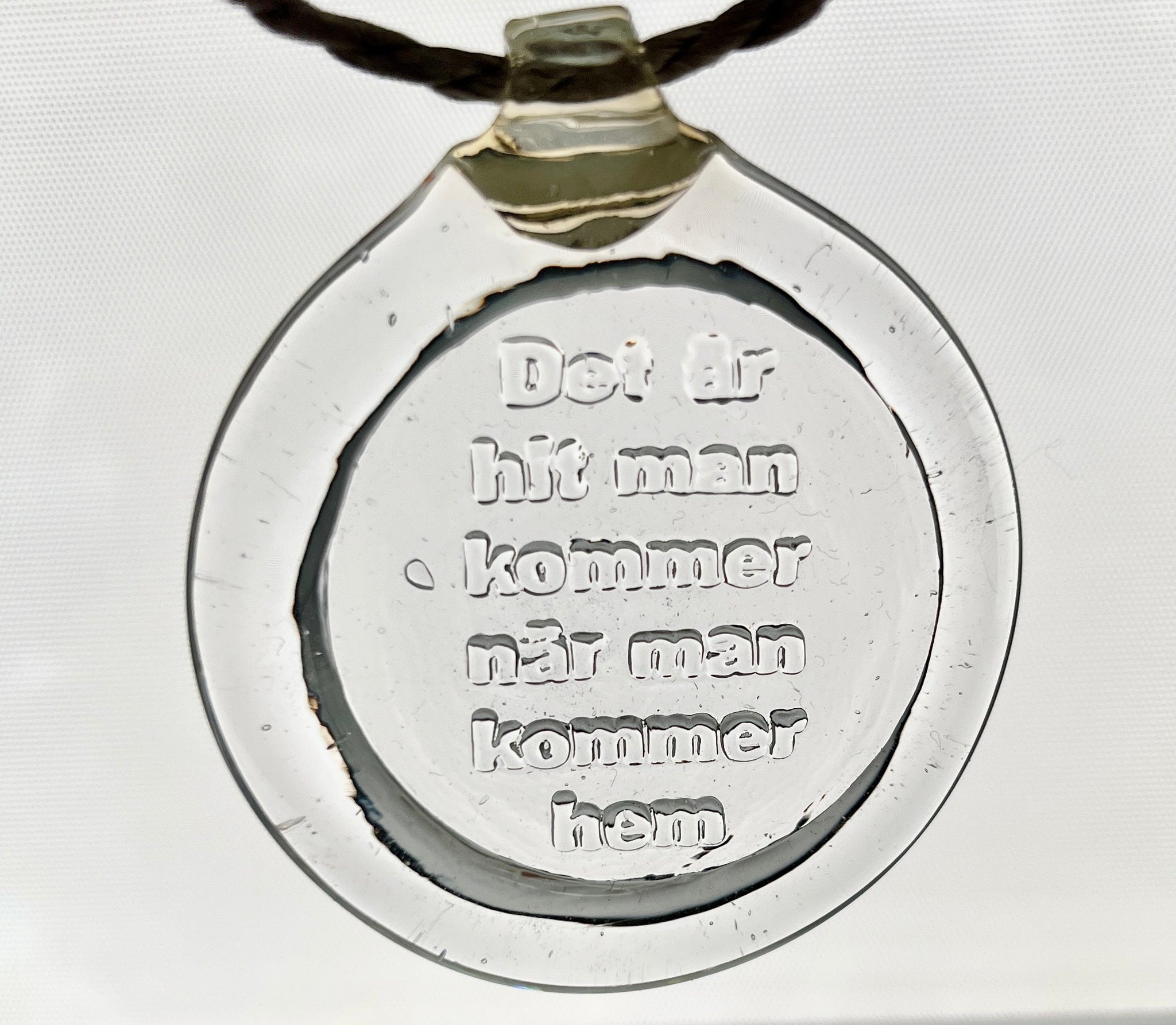 Liten glastag med text – Heta Hyttan